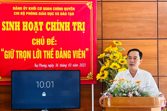 Tổng Biên tập Báo Bình Thuận dự sinh hoạt chuyên đề “Giữ trọn lời thề đảng viên” tại huyện Tuy Phong