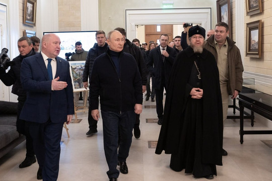 Tổng thống Nga Putin lần đầu thăm vùng Donbass