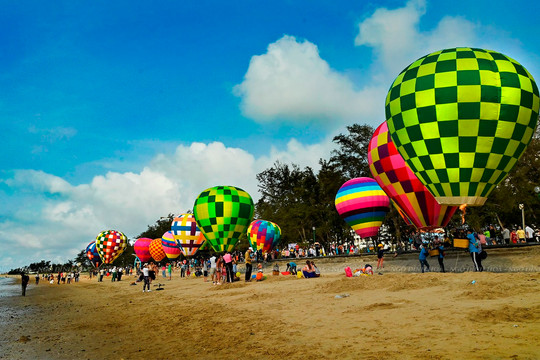 Amazing hot-air balloon festival in Doi Duong Beach Park