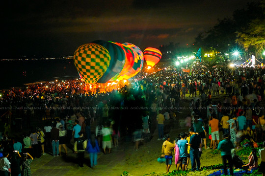 Hàng nghìn du khách đến biển Đồi Dương thưởng lãm khinh khí cầu về đêm
