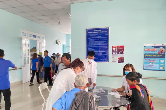 Hội thầy thuốc trẻ tỉnh Bình Dương khám, cấp thuốc miễn phí, tặng quà ở xã Đông Giang