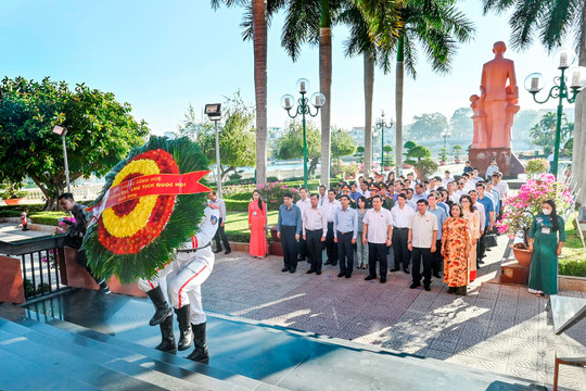 National Assembly Chairman Vuong Dinh Hue paid tribute to President Ho Chi Minh in Binh Thuan