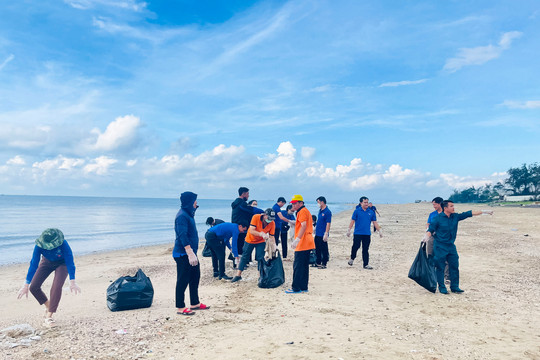 Ra quân dọn vệ sinh bãi biển Đồi Dương Phan Thiết