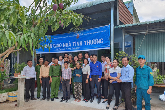  Công an Bình Thuận: Trao nhà tình thương cho hộ nghèo