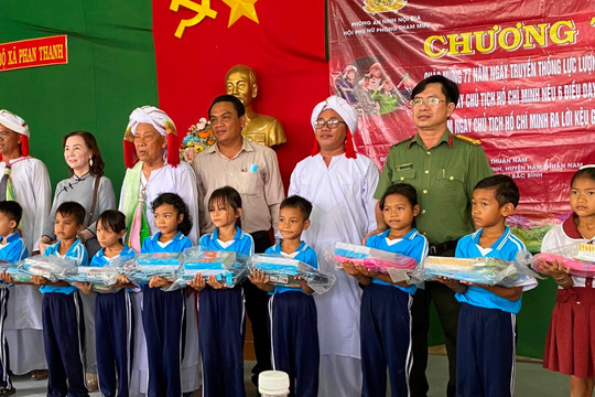 Trao tặng 150 phần quà tại xã Phan Thanh 