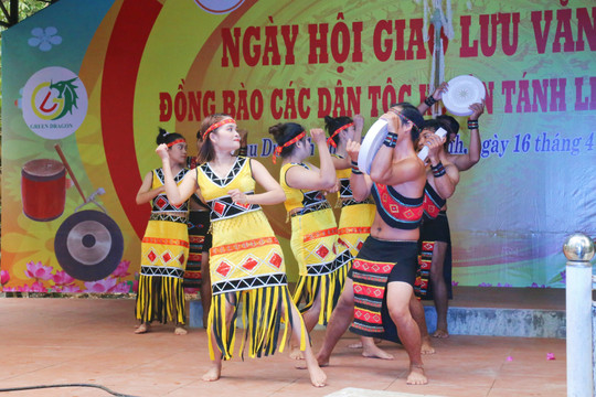 Mê đắm với điệu múa các dân tộc huyện Tánh Linh