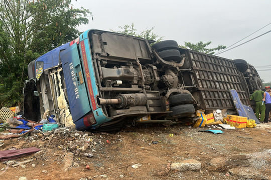Vụ lật xe khách: Nữ hành khách bị thương nặng đã tử vong