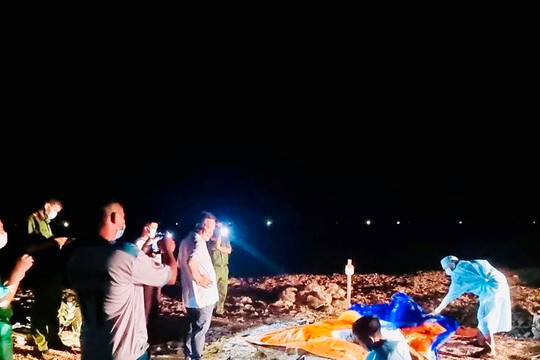 Tìm thấy thi thể 1 nạn nhân trong vụ  sà lan bị chìm tại Phú Quý