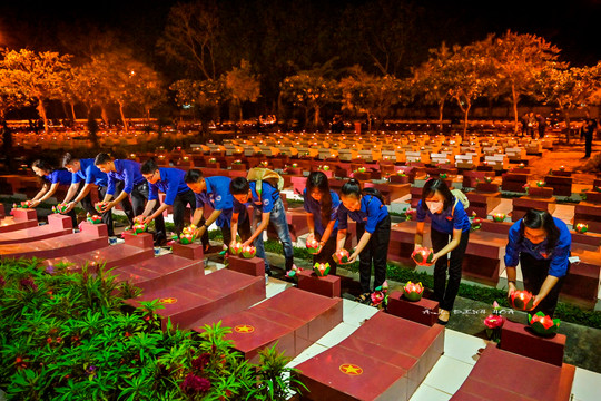 Over 9,000 candles lit to pay tribute to Heroic Martyrs on the 48th anniversary of Binh Thuan’s Liberation Day