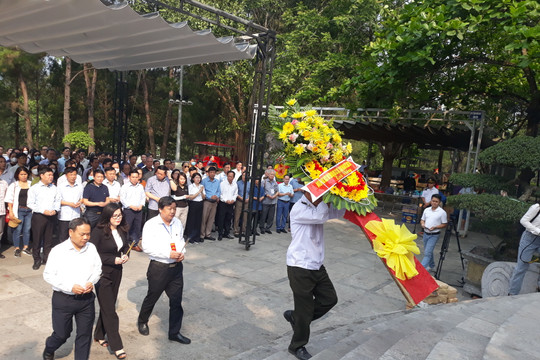 Đoàn Đại biểu báo Đảng dâng hương, hoa tri ân các Anh hùng liệt sĩ tại Nghĩa trang liệt sĩ quốc gia Trường Sơn