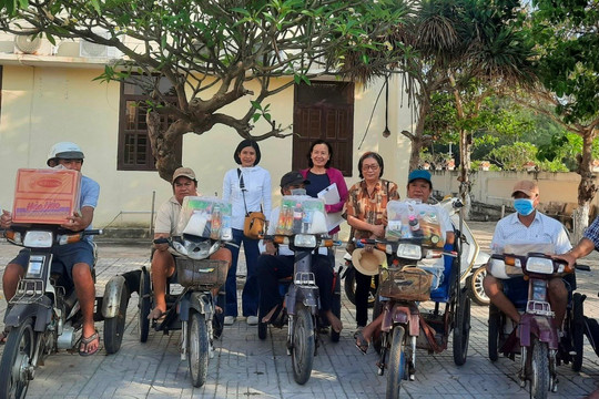 Trao 200 phần quà cho người nghèo tại huyện Phú Quý