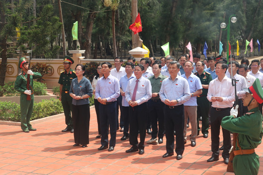 Đoàn công tác  Quốc hội viếng bia ghi danh liệt sĩ huyện Phú Quý 

