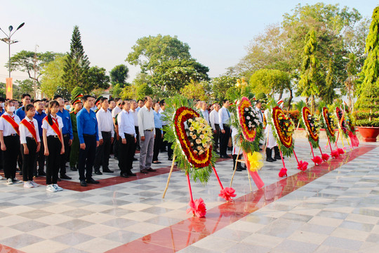 Lễ viếng liệt sĩ nhân kỷ niệm 48 năm Ngày giải phóng miền Nam, thống nhất đất nước