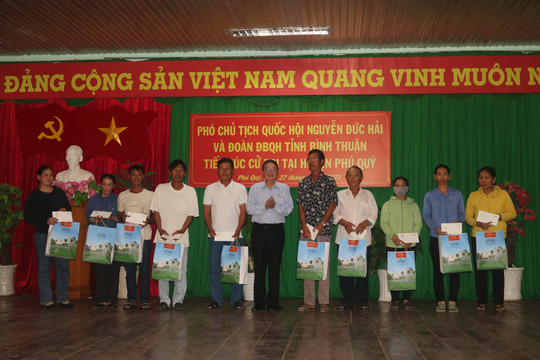 Phó Chủ tịch Quốc hội Nguyễn Đức Hải tiếp xúc cử tri tại huyện Phú Quý:
Thực hiện đầy đủ chính sách hỗ trợ ngư dân vươn khơi bám biển
