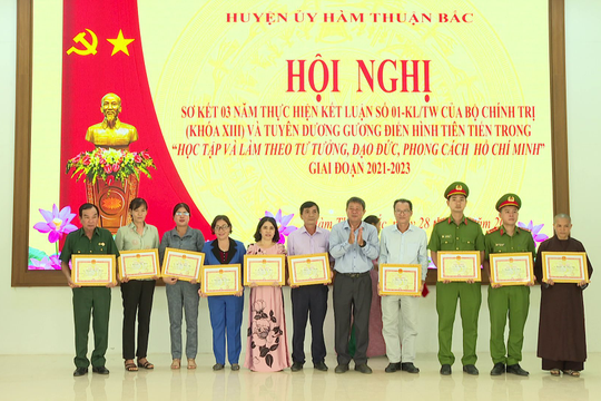Hàm Thuận Bắc: Biểu dương, khen thưởng 20 cá nhân, tập thể tiêu biểu trong học tập và làm theo Bác