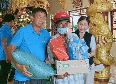 Trao 50 suất quà cho người nghèo tại xã Tân Thắng