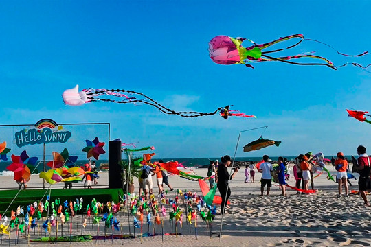 Visitors enjoy kite flying festival on the beach in Phan Thiet city