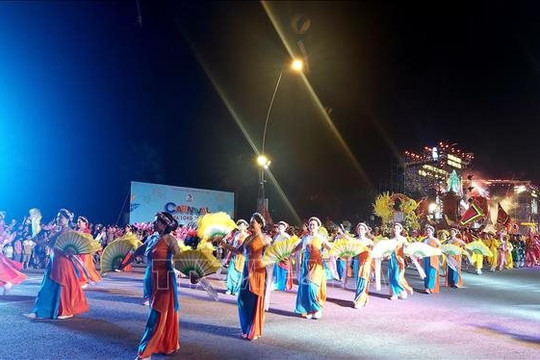 Hàng nghìn người cùng nhảy múa trong đêm hội Carnaval Hạ Long