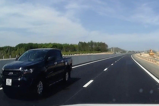 Vụ ô tô đi ngược chiều trên cao tốc: Mời lái xe đến cơ quan công an để làm rõ
