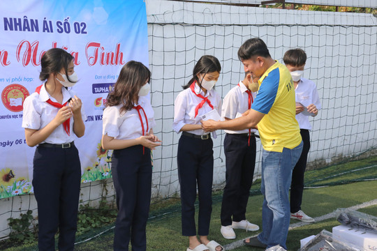 Chi đoàn Viện kiểm sát nhân dân tỉnh:
Tổ chức tặng học bổng cho học sinh và giao lưu bóng đá