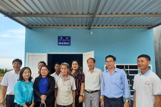 Bàn giao nhà “Đại đoàn kết" cho hộ nghèo Hàm Thuận Bắc
