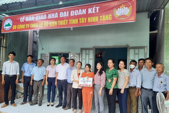 2 hộ nghèo Hàm Thuận Nam tiếp nhận nhà “Đại đoàn kết” 
