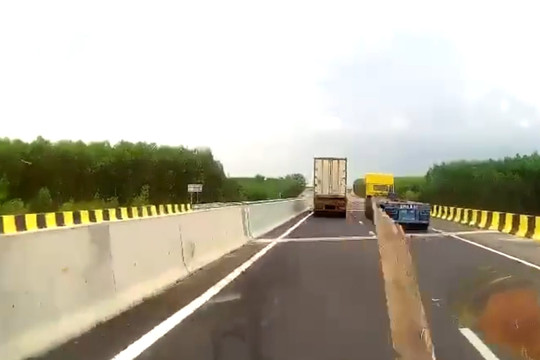 Trên cao tốc Phan Thiết - Dầu Giây:﻿﻿ Khúc gỗ trên xe đầu kéo văng ra rơi trúng xe cứu thương