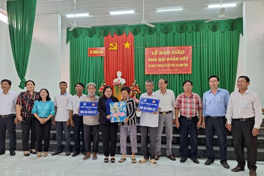  Tặng nhà “Đại đoàn kết” cho hộ nghèo xã Thuận Hòa