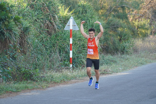 
Hơn 300 vận động viên tranh giải Bán Marathon huyện Phú Quý 2023