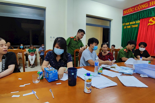 
Xã Tam Thanh – Phú Quý:
Túc trực làm định danh điện tử cho dân