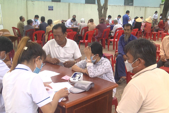 Ngày hội thầy thuốc trẻ ở Đức Linh:
120 người dân nghèo được khám và phát thuốc miễn phí