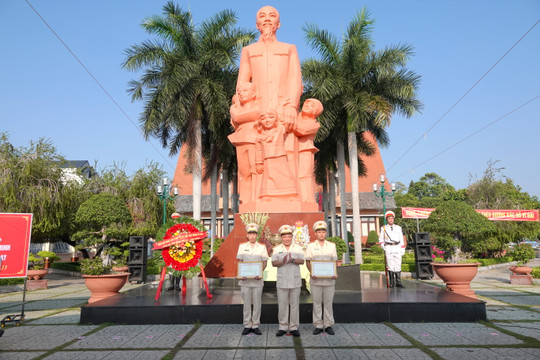 Công an Bình Thuận tổ chức Lễ báo công dâng Bác
