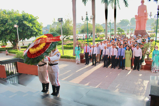 Binh Thuan’s Leaders paid homage to President Ho Chi Minh on 133rd birthday anniversary