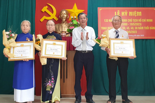 Phú Trinh: Tổ chức Lễ kỷ niệm 133 năm Ngày sinh Chủ tịch Hồ Chí Minh và trao Huy hiệu Đảng