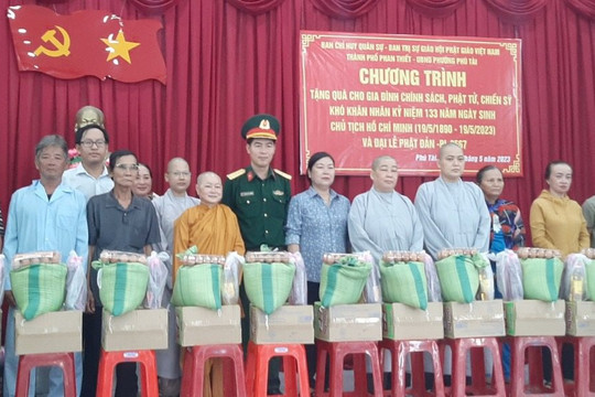 Tặng 200 suất quà cho các gia đình khó khăn ở phường Phú Tài