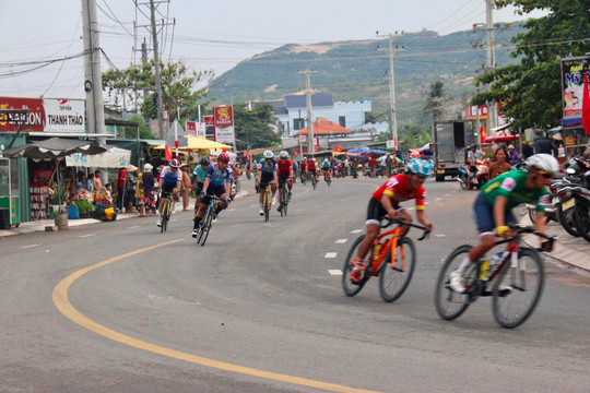 Hấp dẫn giải đua xe đạp vòng quanh núi Tà Cú