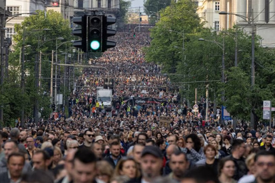 Hàng chục ngàn người Serbia xuống đường phản đối các vụ xả súng