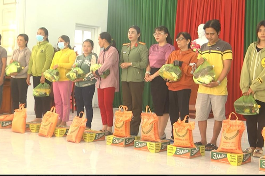Tặng 180 phần quà cho người nghèo ở huyện Đức Linh