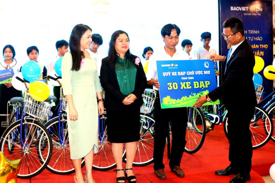Trao tặng 55 chiếc xe đạp cho học sinh có hoàn cảnh khó khăn 