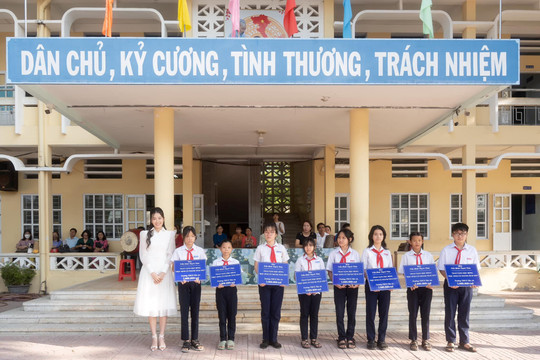 Á khôi Miss Photo 2017 Trần Đình Thạch Thảo trao 41 suất học bổng cho học sinh nghèo La Gi