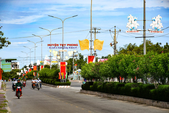 Tiến tới kỷ niệm 40 năm Ngày tái lập huyện Tuy Phong (1/6/1983 - 1/6/2023): Hệ thống giao thông đang mở lối đón nhà đầu tư