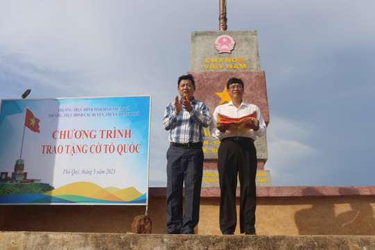 
Trao tặng cờ Tổ quốc cho huyện Phú Quý