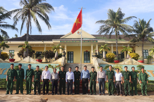
Thường trực HĐND tỉnh thăm, tặng quà các đơn vị lực lượng vũ trang trên địa bàn Phú Quý