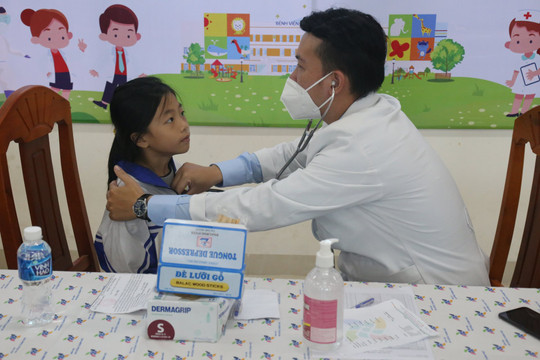 Phan Thiet: 700 children get free-of-charge health checks-up and gifts