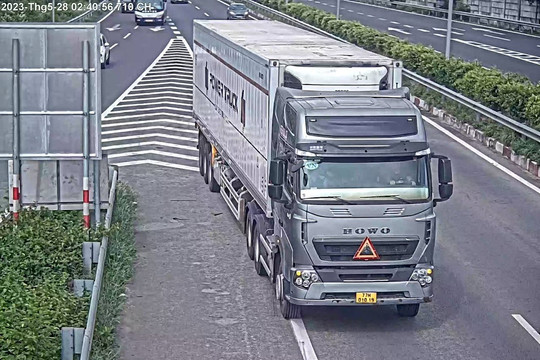 Xe container đi lùi trên cao tốc Long Thành - Dầu Giây rồi trốn tại Bình Thuận 