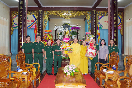 Đảng ủy, Bộ CHQS tỉnh: Thăm, chúc mừng Đại lễ Phật đản