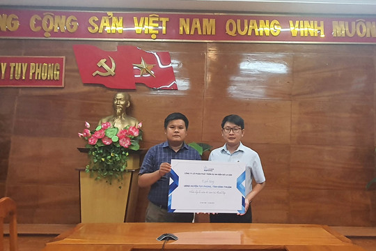 Công ty Điện gió La Gàn chúc mừng 40 năm tái lập huyện Tuy Phong