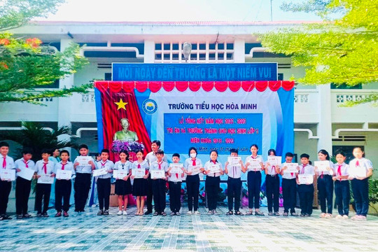 Trao nhiều học bổng cho học sinh nghèo vượt khó Trường tiểu học Hòa Minh