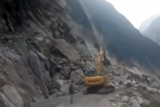 Ít nhất 300 du khách mắc kẹt ở ngôi làng hẻo lánh Himalaya sau trận lở đất