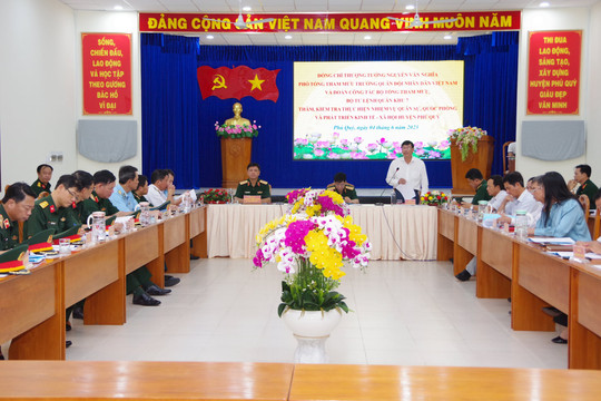Phó Tổng Tham mưu trưởng Quân đội nhân dân Việt Nam làm việc tại huyện Phú Quý
